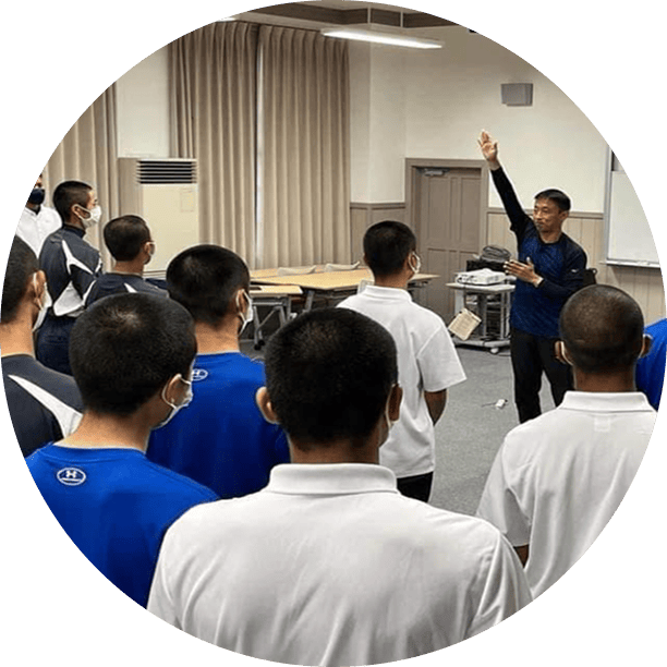 指導するコーチ