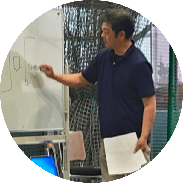 監督がホワイトボードで説明